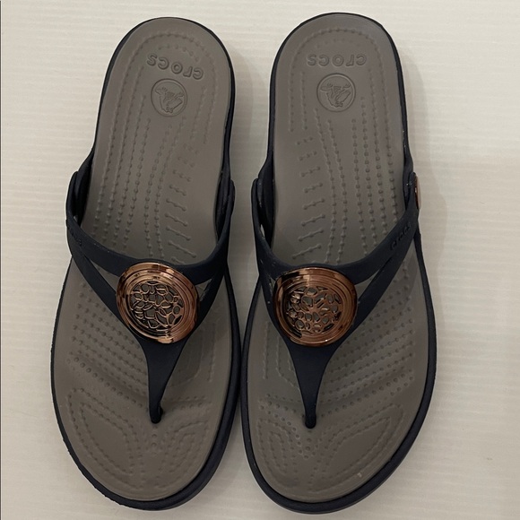 CROCS SANRAH CIRCLE FLIPS FLOPS WOMENS SIZE 7 - Picture 1 of 12